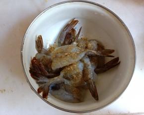 放盐、五香粉抓匀，腌渍十五分钟。