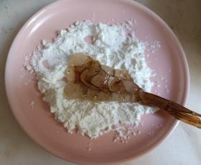 裹上玉米淀粉。