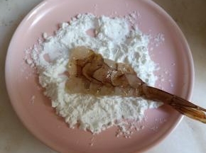 裹上玉米淀粉。