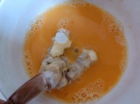裹上蛋液。