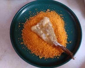 最后裹上面包糠。