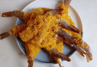 所有的虾全部裹好备用。