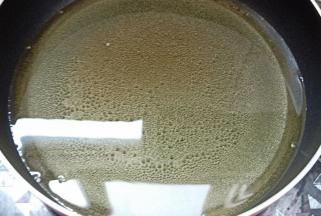 锅内放适量油，烧至微微冒泡。