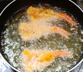 放入处理好的虾。