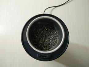 准备好材料，黑芝麻放入烤箱烤熟放凉，取适量黑芝麻用研磨机打成半粒半粉状态备用。