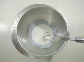  搅拌盆里倒入玉米油和牛奶，充分乳化。