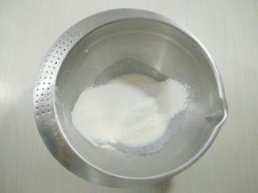 筛入低筋面粉，搅拌无颗粒状。