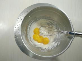 倒入蛋黄搅匀。