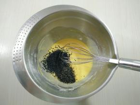 加入黑芝麻和和黑芝麻粉，搅拌均匀备用。