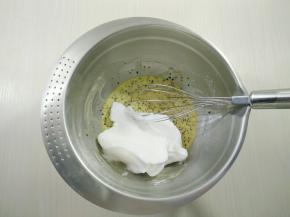 取三分之一蛋白加入到蛋黄糊中，用蛋抽混合。