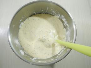 再将面糊全部倒入剩余的蛋白中，用刮刀快速翻拌均匀。