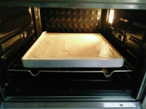放入预热好的烤箱，上下火160度，烘烤20分钟左右。