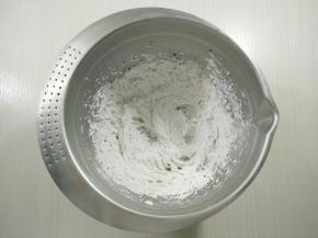 淡奶油加入糖，黑芝麻和黑芝麻粉打至硬挺状态。