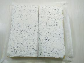 将蛋糕翻过来正面朝上，抹上奶油。