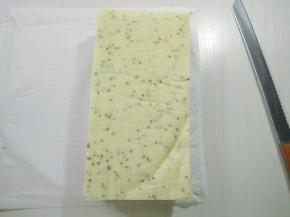 从中间切开，将左边的蛋糕倒扣在右边蛋糕上对齐。