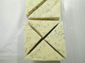 再将蛋糕切成正方形后切成4块三角形。