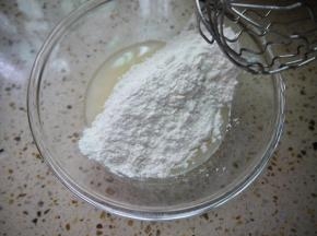 把低筋面粉过筛，然后倒进乳化好的水油糊中，搅拌至无干粉无颗粒状态。搅拌时间不能太长。