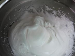打发蛋白霜，把糖一次性倒入到蛋清中，用电动打蛋器先高速打发至湿性小弯钩状态，提起打蛋头，蛋白霜有一小弯钩。