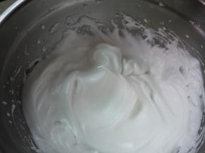 打发蛋白霜，把糖一次性倒入到蛋清中，用电动打蛋器先高速打发至湿性小弯钩状态，提起打蛋头，蛋白霜有一小弯钩。