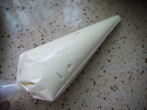 把蛋糕糊装入裱花袋中，不要装太满，可以分两次。