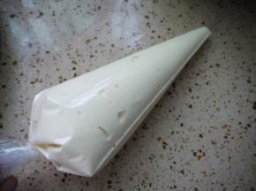 把蛋糕糊装入裱花袋中，不要装太满，可以分两次。