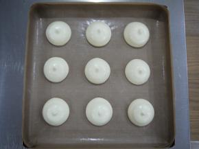 在烤盘上铺一张油布或者油纸，把蛋糕糊挤在上面。挤得时候裱花袋口垂直于烤盘，在距离烤盘1cm高处挤，直径大约5cm。