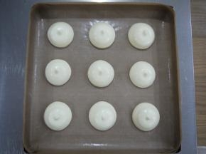 在烤盘上铺一张油布或者油纸，把蛋糕糊挤在上面。挤得时候裱花袋口垂直于烤盘，在距离烤盘1cm高处挤，直径大约5cm。