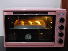 把烤盘放进已经预热好的烤箱中，上下火190度，烘烤10分钟左右。