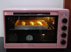 把烤盘放进已经预热好的烤箱中，上下火190度，烘烤10分钟左右。