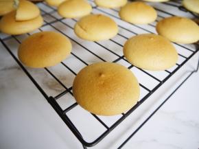 蛋糕烤好后取出，把蛋糕连着油布一起放在晾网上，等不烫手时就把蛋糕从油布上取下来。