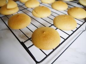 蛋糕烤好后取出，把蛋糕连着油布一起放在晾网上，等不烫手时就把蛋糕从油布上取下来。