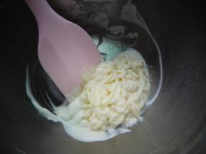 把沙拉酱倒入淡奶油中，混合均匀即可。