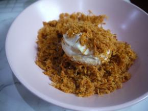 然后把整个蛋糕都抹上沙拉酱，均匀地粘上肉松。沙拉酱不用太多哦，薄薄的就好。