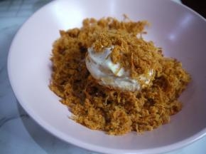 然后把整个蛋糕都抹上沙拉酱，均匀地粘上肉松。沙拉酱不用太多哦，薄薄的就好。