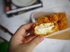 网红肉松小贝就做好了，因为用了辣味肉松，一点点的辣刚好可以解沙拉酱的腻。大家也可以用海苔肉松哦。