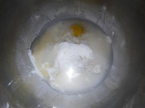 除黄油以外，将高筋面粉、水、鸡蛋、糖、盐、酵母放入搅拌桶。