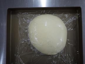 将面团放在烤盘里盖上保鲜膜发酵至两倍大。