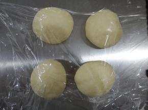 将发酵好的面团排气，平均分成40g每个，滚圆后松弛15分钟。