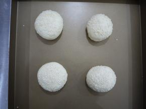 面团松弛好后排气，整形成圆形，然后在表面沾上白芝麻，放烤盘里发酵至1.5倍大。