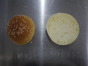 汉堡胚烤好后取出晾凉后切半备用。