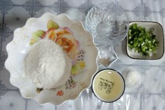 准备食材，葱洗净控干水分切葱花。