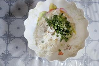 所有食材混合在一起，注意酵母不要和盐分开放。