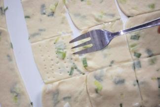 用叉子扎上小孔