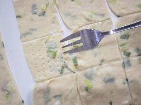 用叉子扎上小孔