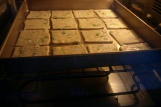 依次做好放入烤盘，每个之间留有空隙。放入烤箱中层，上下火170度约烤25~30分钟。关火不要取出放凉即可。(烤箱无需预热)