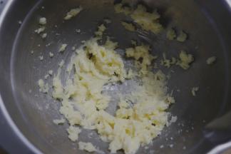 搅打至颜色变浅