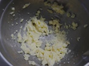 搅打至颜色变浅