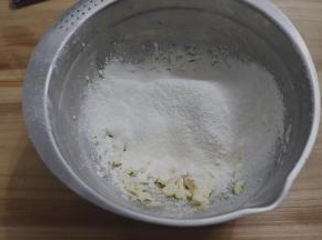 筛入低筋面粉
