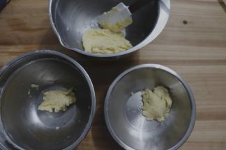 面团以1：1：3的比例分好大小