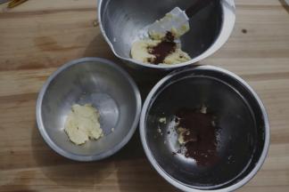 最大的面团放入1克可可粉，剩下的可可粉调入一块小的面团